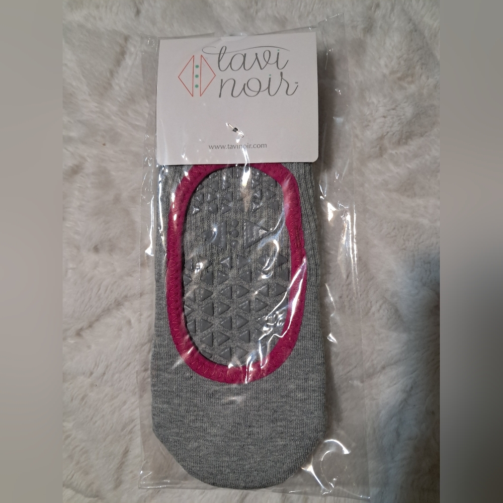 Tavi noir womens no show grippy socks. Sz M